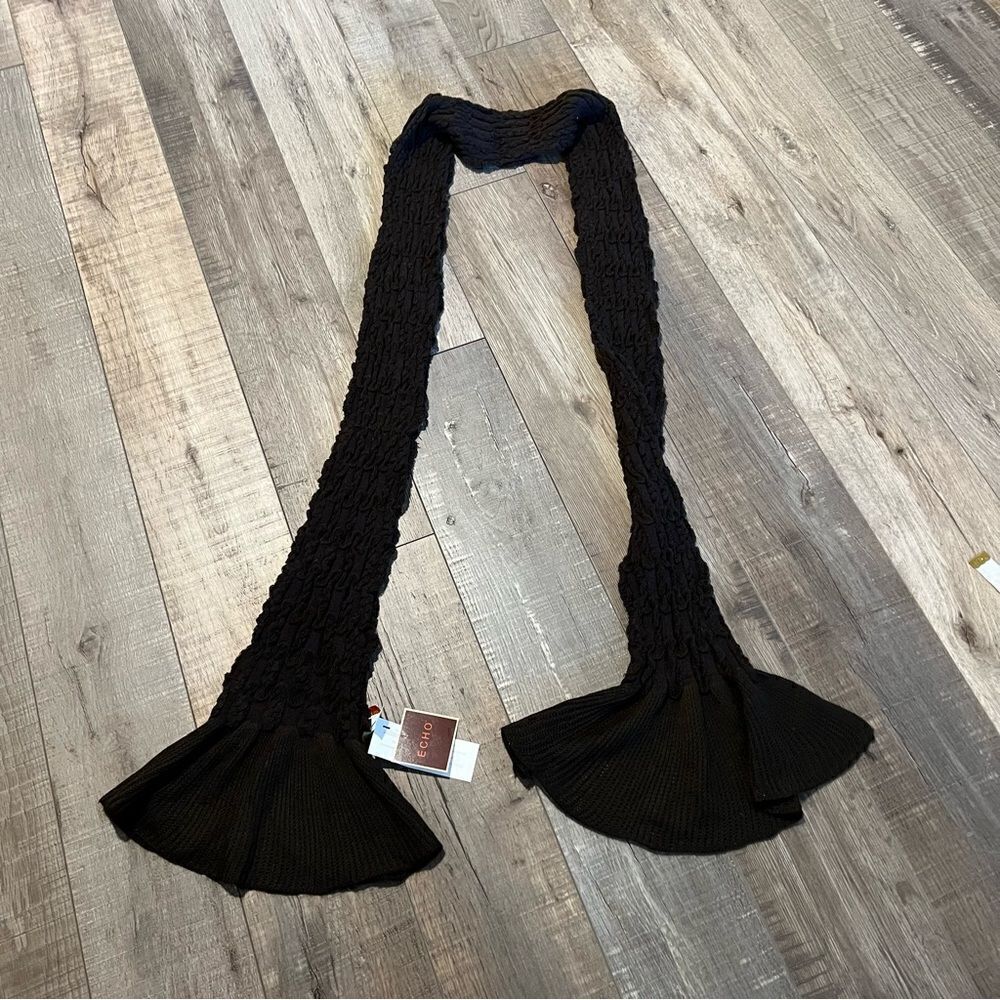 Echo neck scarf 